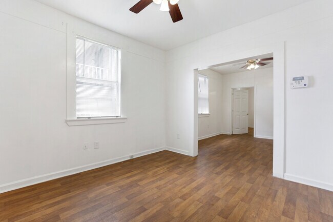 Front/sala de estar - 2504 Frenchmen St