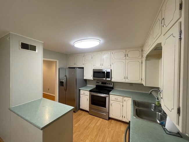 Building Photo - 536 Edgecrest Cir