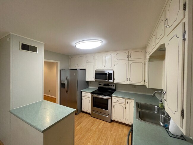Foto del edificio - 536 Edgecrest Cir