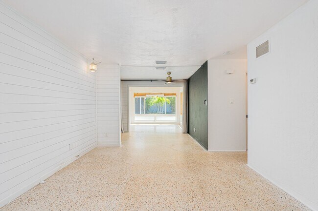 Building Photo - Cute Beachside Home in Daytona Beach Shores