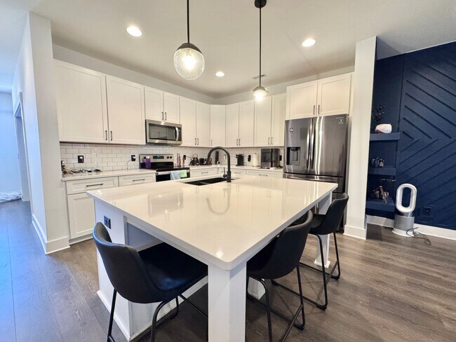 Foto del edificio - 2 Bed, 2.5 Bath Townhome with 2 Reserved Parking Spots