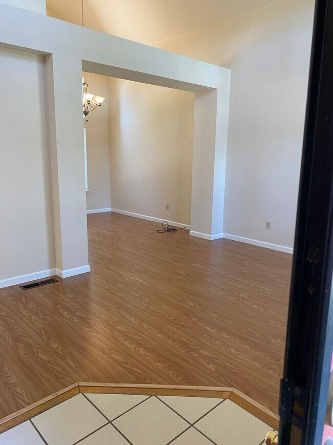 Building Photo - Beautiful Two-Story Home in highly desirable Brentwood location!