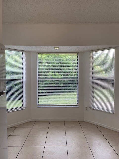 Building Photo - 4/2 in Deltona, $1,925/month