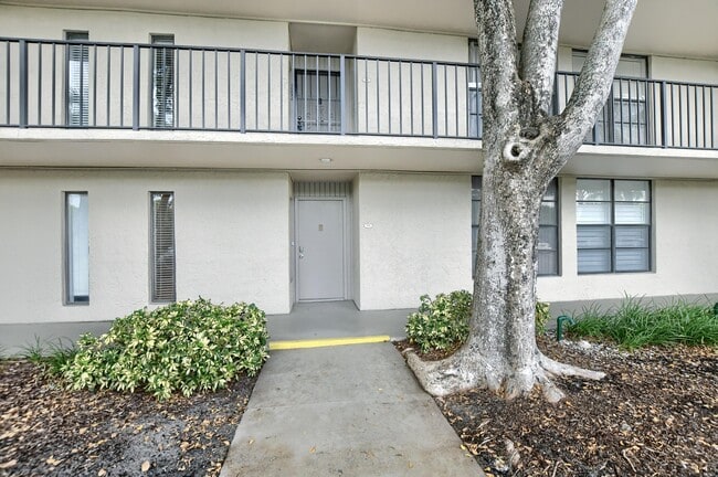 Building Photo - 16 E Royal Palm Rd