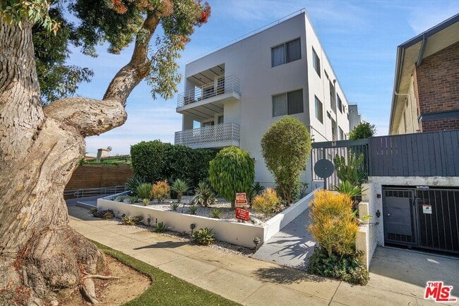 Building Photo - 842 11th St