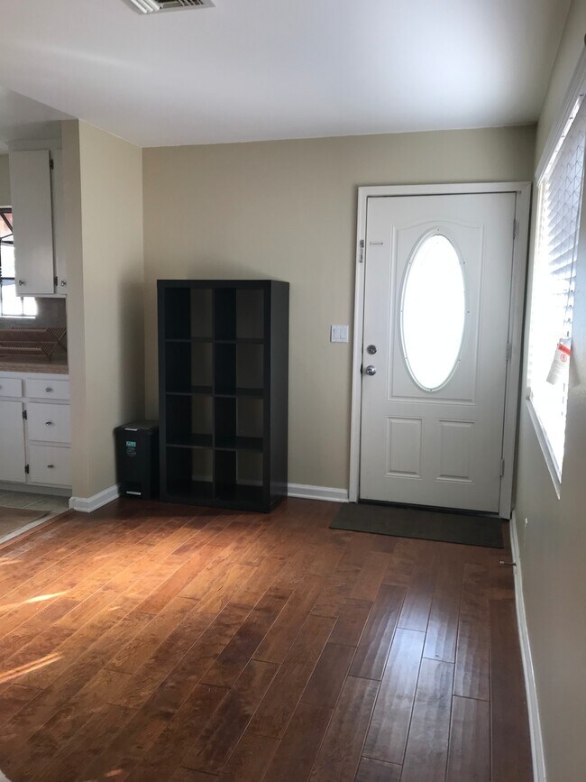 Foto del edificio - 831 N Sycamore Ave