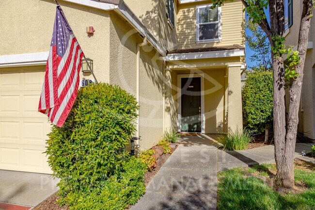 Building Photo - 2 Bedroom 2.5 Bath Single-Family patio hom...
