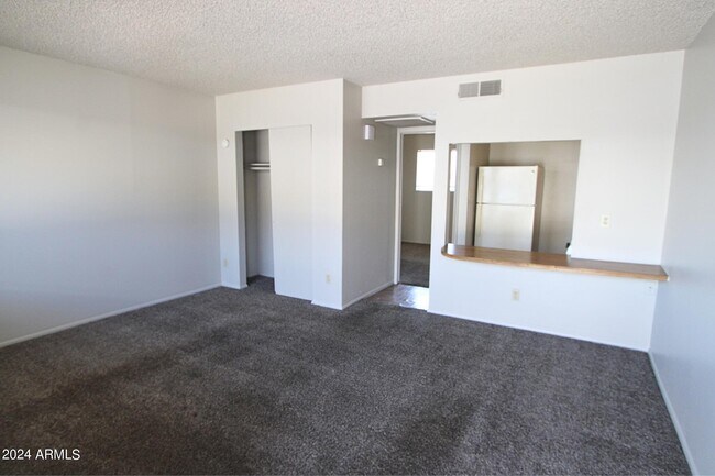 Foto del edificio - 9230 N 6th St