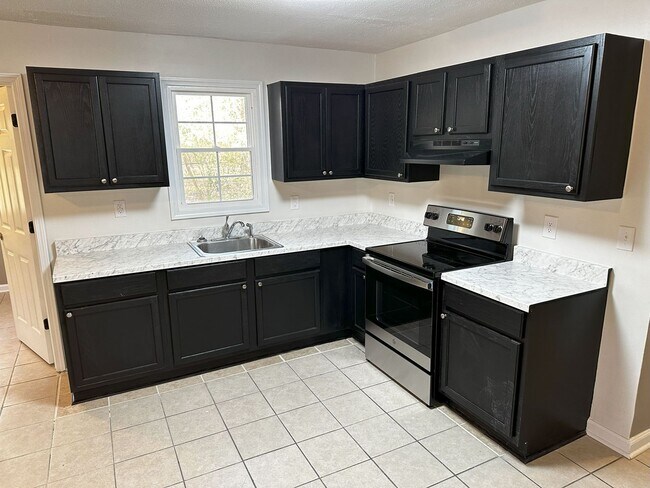 Building Photo - Charming 3 Bedroom, 1 Bath Home on quiet C...