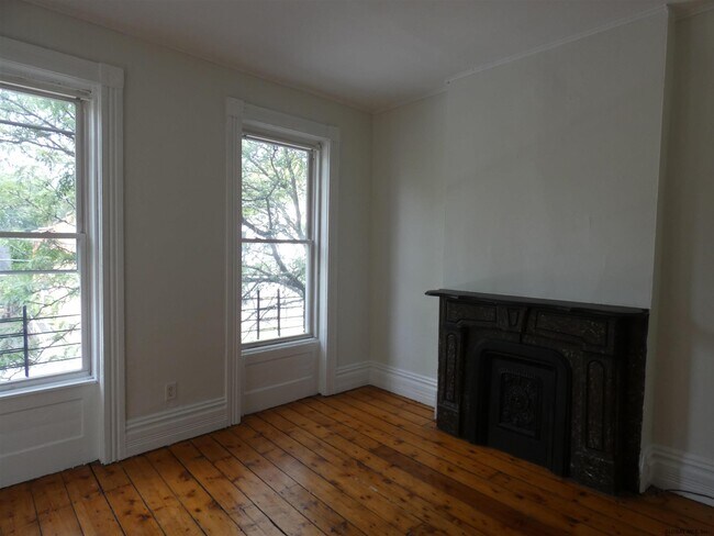 Building Photo - 3208 6th Ave
