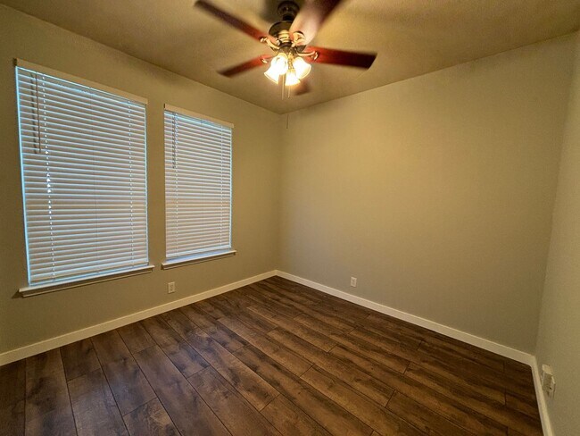 Foto del edificio - 8219 Midway Depot