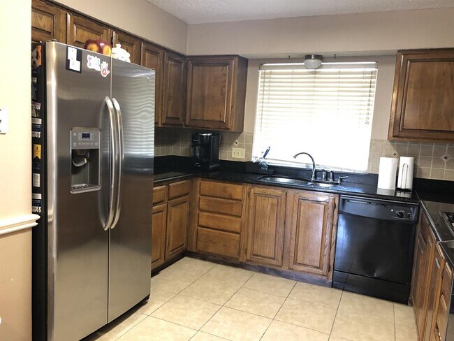 Foto del edificio - 8715 Lawncliff Ln
