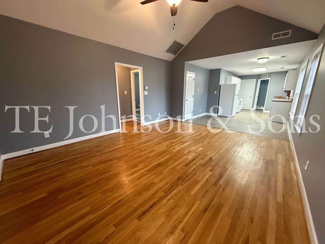 Primary Photo - Charming 3 Bedroom Home with Modern Finishes on Dellwood