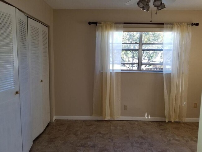 Foto del edificio - 5861 NW 16th Pl