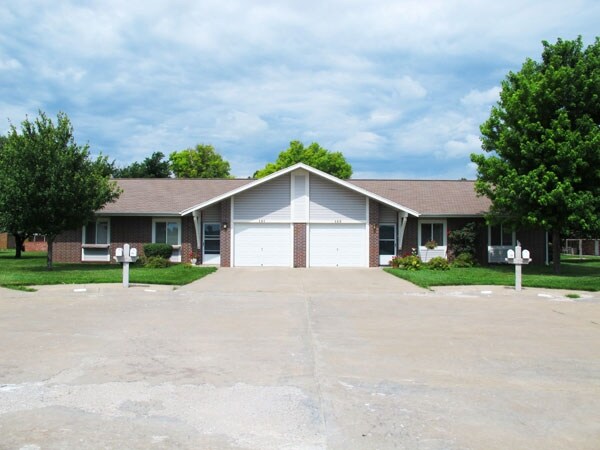 Primary Photo - 101 N Eisenhower Dr