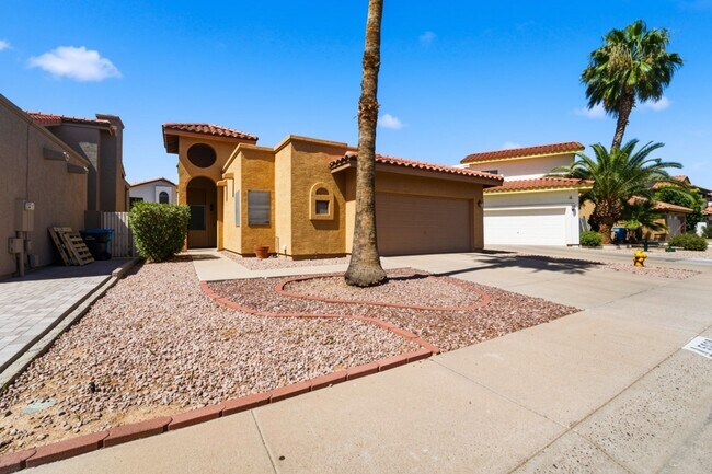 Building Photo - Move-in-ready home available furnished or unfurnished to suit your lifestyle!!