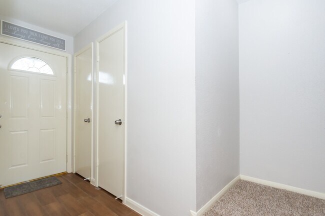 Foto del edificio - 7950 Grove Ridge Dr