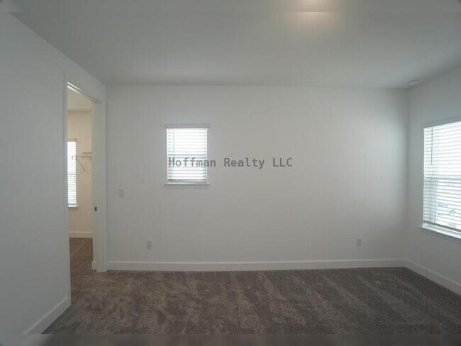 Foto del edificio - Stunning 5-Bedroom Lakeview Home in River ...