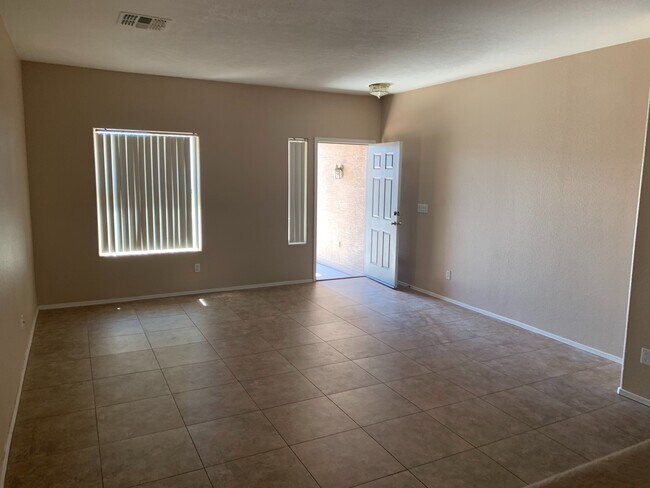 Foto del edificio - 4 Bed 2 Bath home!
