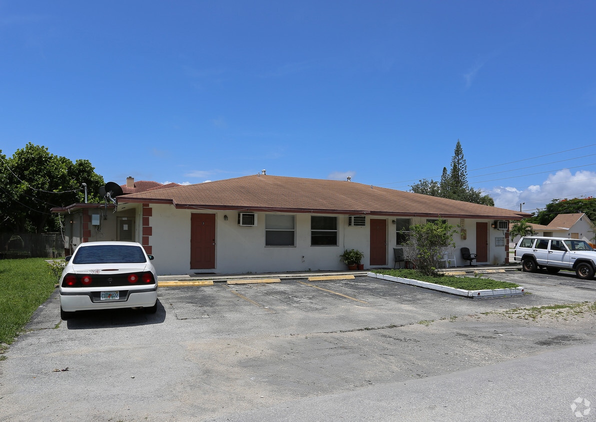 Building Photo - 1630 N Dixie Hwy