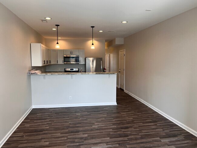 Huge Kitchen w/Island - 4654 York Rd