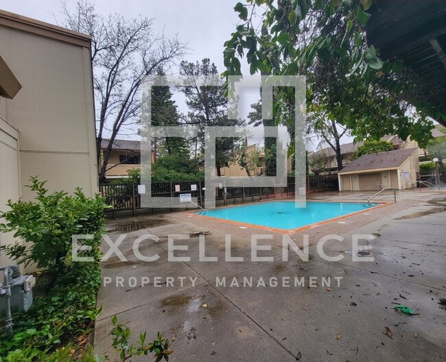 Building Photo - 2/1 With Private Patio, AC, Updated Kitche...