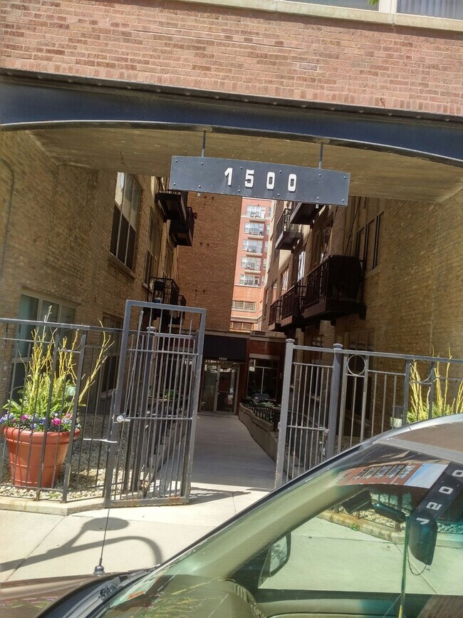 Building Photo - 1500 W Monroe St