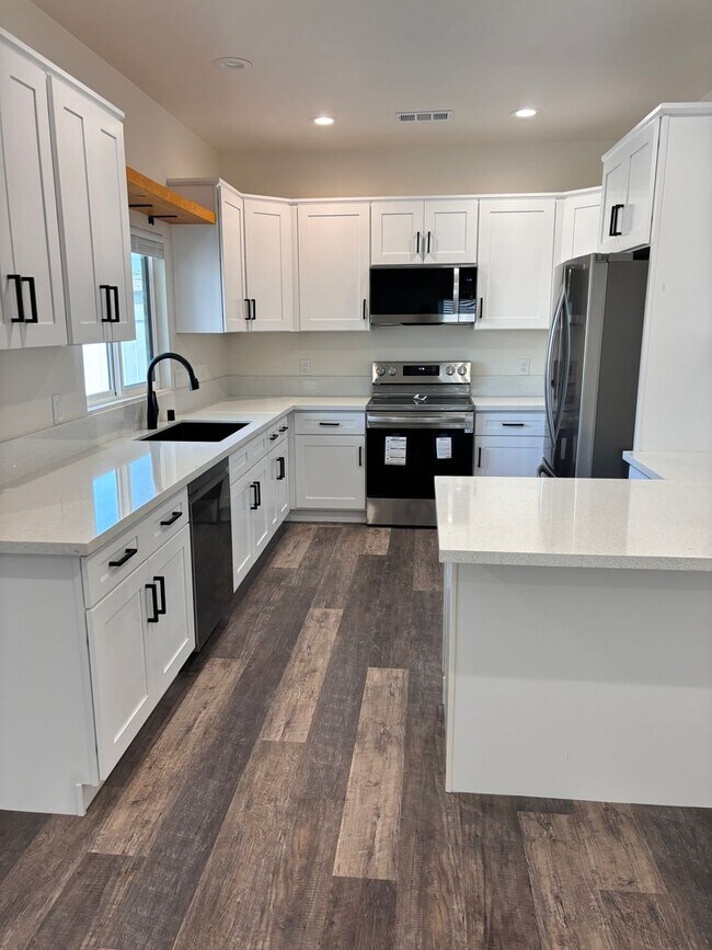 Foto del edificio - NEW CONSTRUCTION! 3 BED/2 BATH RESIDENCE A...