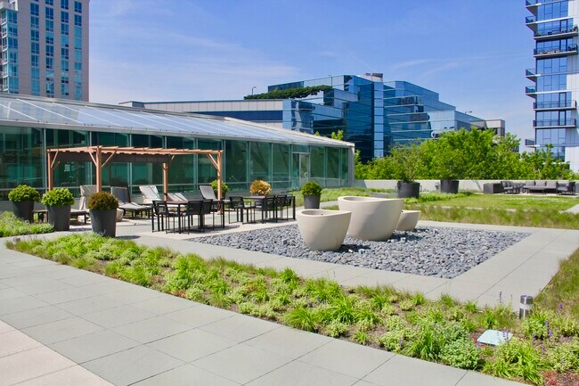 Foto del edificio - 1720 Maple Ave