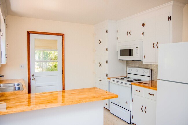 Foto del edificio - Spacious 3 Bedroom Near the Airport