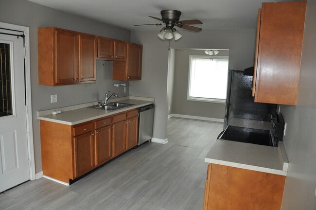 Building Photo - 900 Franora Dr