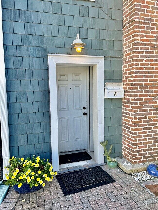 Private Downstairs Entrance - 1412 Strand St