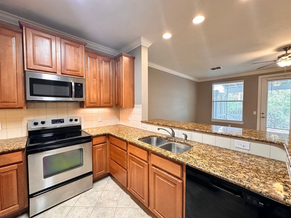 Primary Photo - Spacious 3Bed/2.5Bath Townhouse in Quiet N...