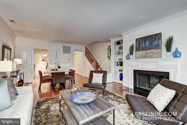 Foto del edificio - 3299 Sutton Pl NW
