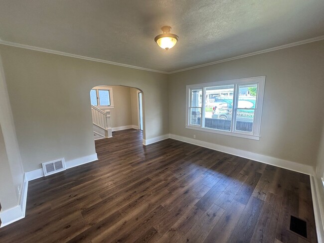 Building Photo - Newly renovated three bedroom home