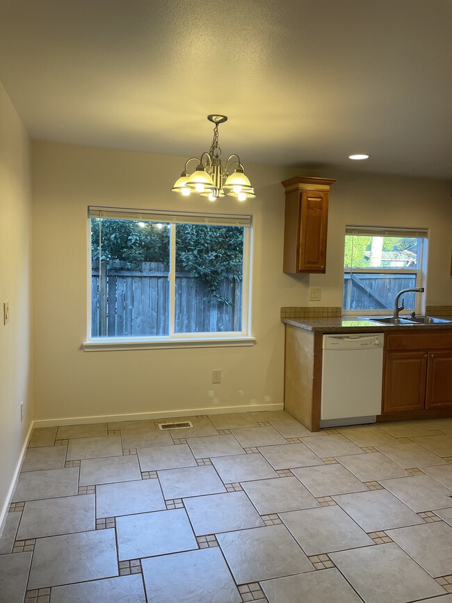 Kitchen/ dining - 12434 SE Reedway St