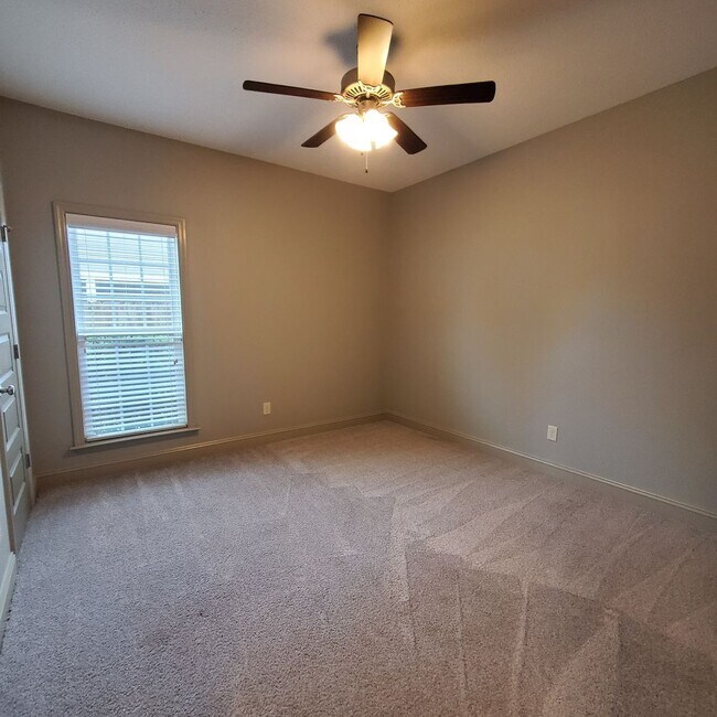 Building Photo - Elegant 4-Bedroom Home with Luxurious Feat...