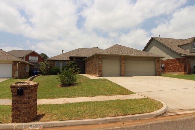 Foto del edificio - 512 Woodsong Dr
