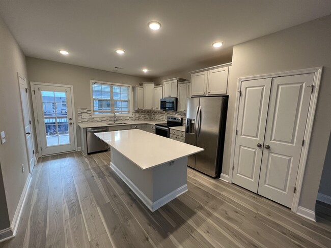 kitchen view 1 - 1006 Gateway Commons Cir