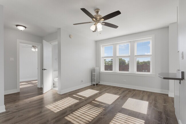 Building Photo - 1521 W Sherwin Ave