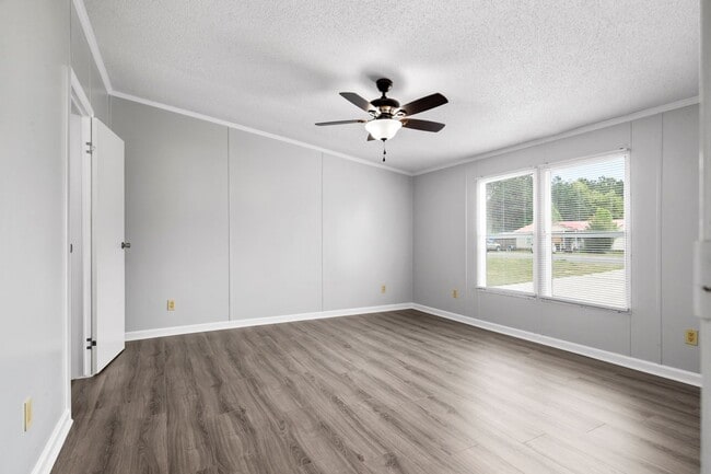 Building Photo - 3 Bed 2 Bath Home Close to Fort Bragg