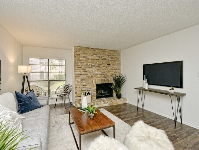 Foto del edificio - 3600 N Hills Dr