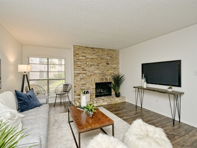 Building Photo - 3600 N Hills Dr