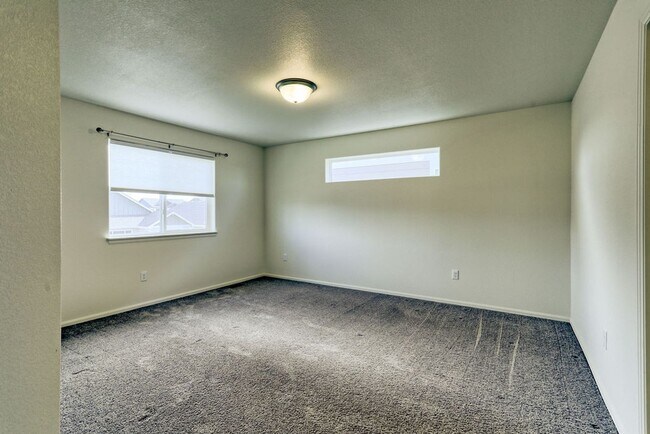 Building Photo - 3 Bedroom Split Level in Raindance