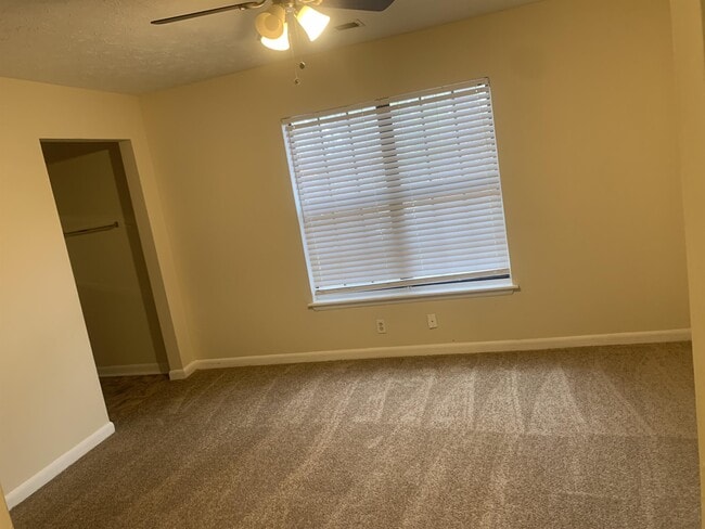 Building Photo - 2675 Picardy Cir S