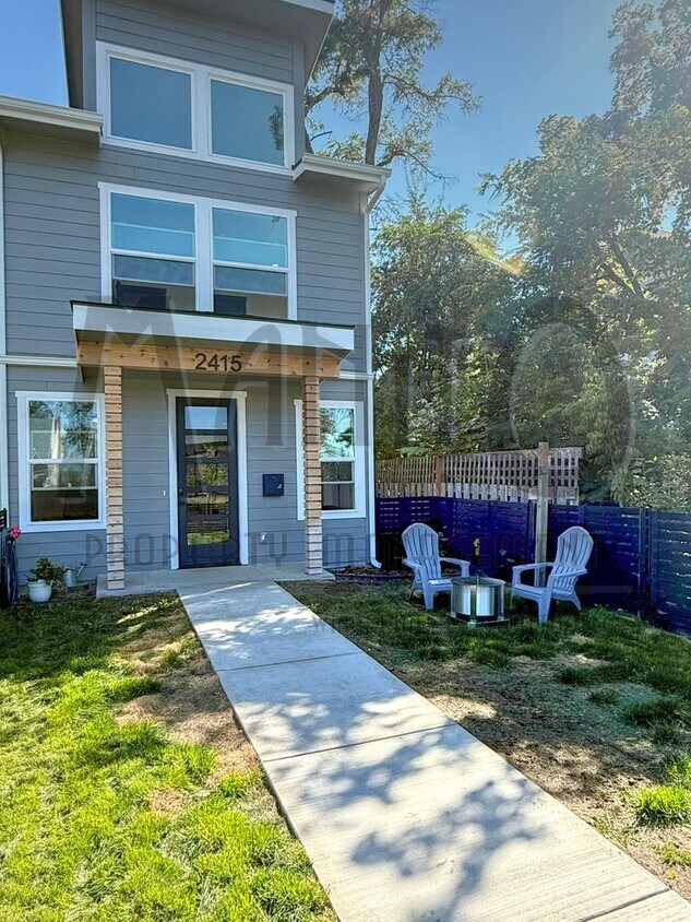Foto principal - Beautiful Townhouse Steps From Centennial ...