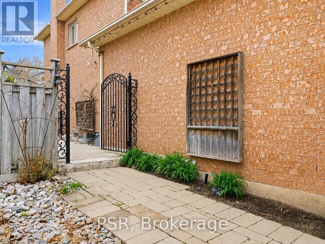 Photo du bâtiment - 1479 Bancroft Dr