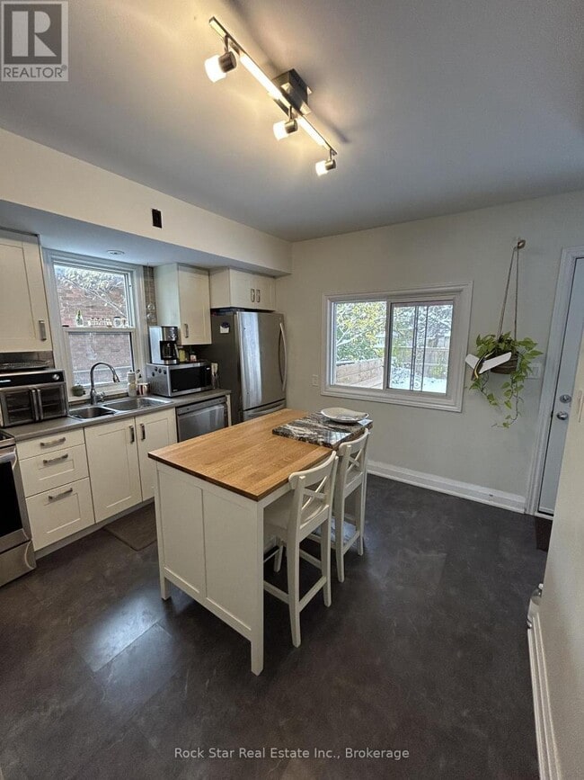 Photo du bâtiment - 30 W 1st St