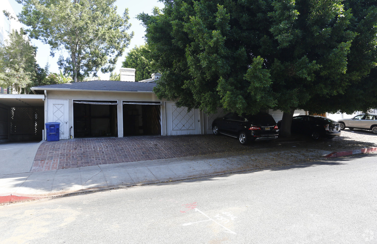 Edificio - Monterey Village Apartments