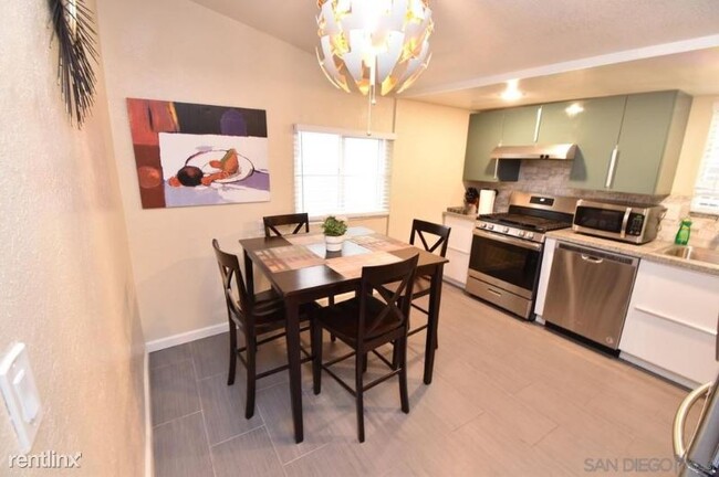 Building Photo - 3 br, 1 bath Townhome - 891 Memorial Dr